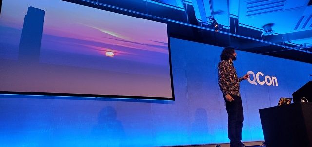 QCon London 2020で講演するSam Newman氏