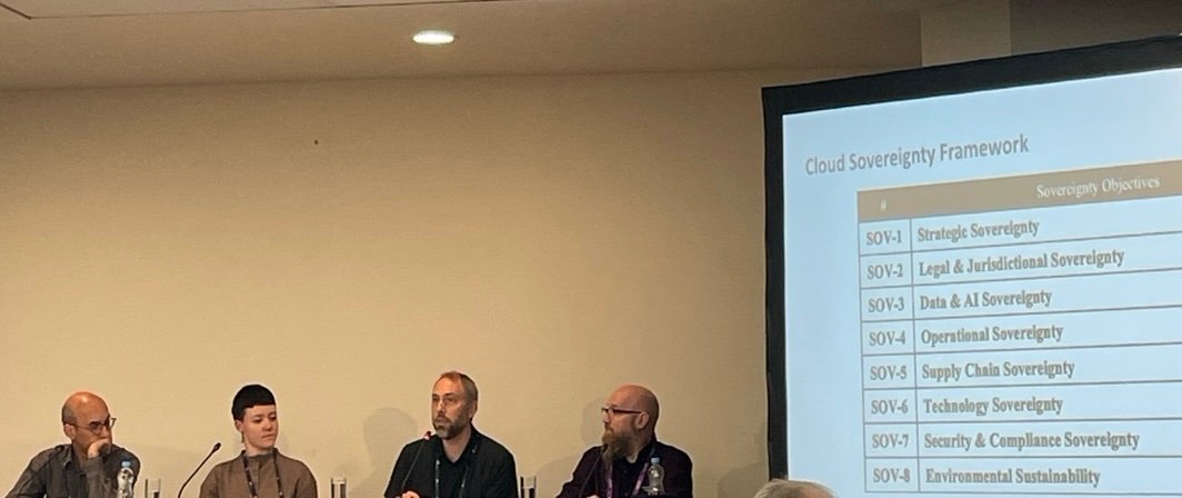 Painel de discussão sobre soberania tecnológica europeia durante Open Source Summit Europe em Praga